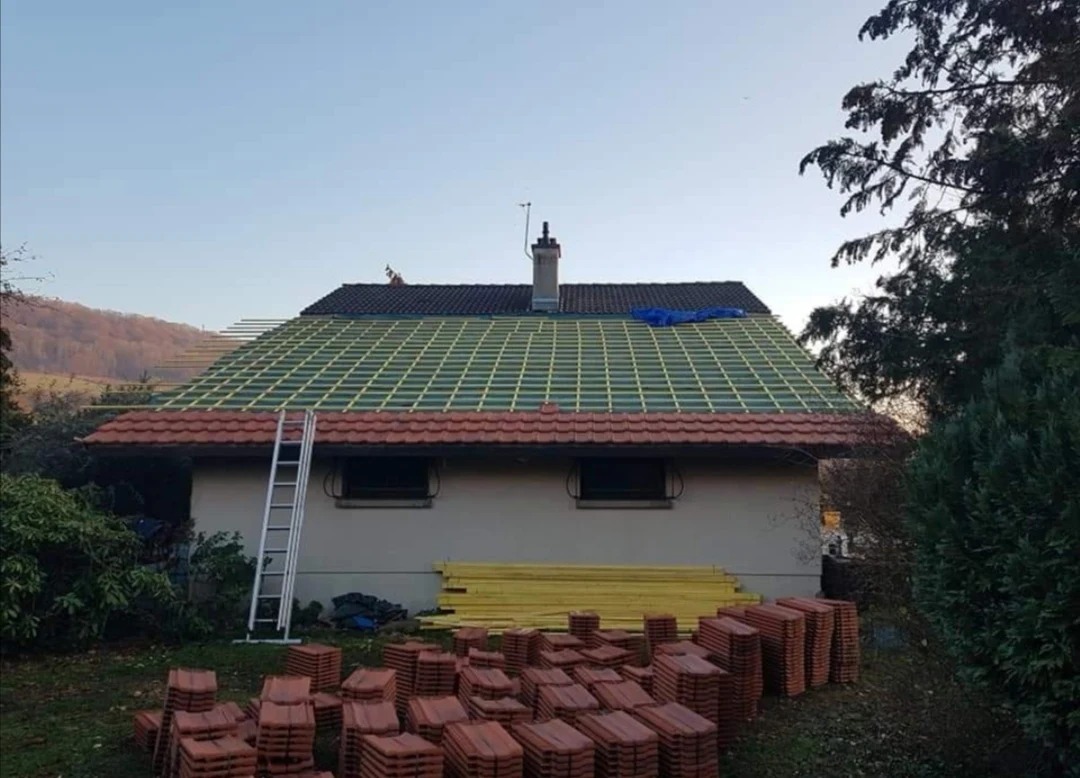 Toiture avant réfection — tuiles endommagées, Colmar, Sundgau (68)